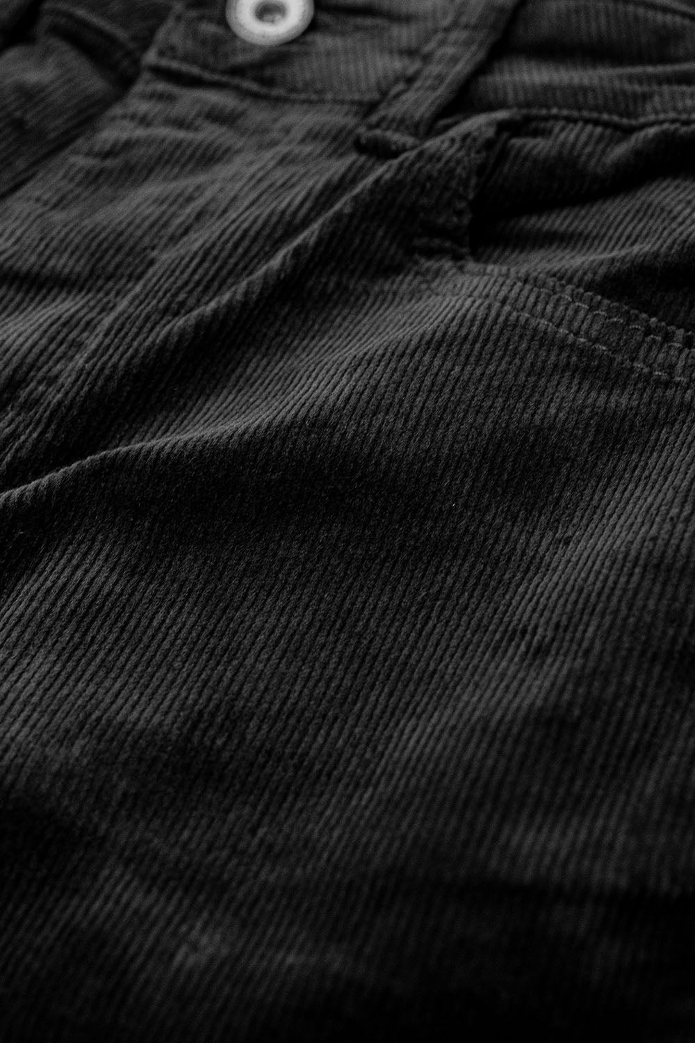 Calça flare de veludo cotelê preta com estampa de oncinha na parte inferior