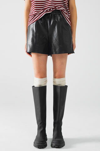 Shorts preto de couro sintético com franzido na cintura e cordão