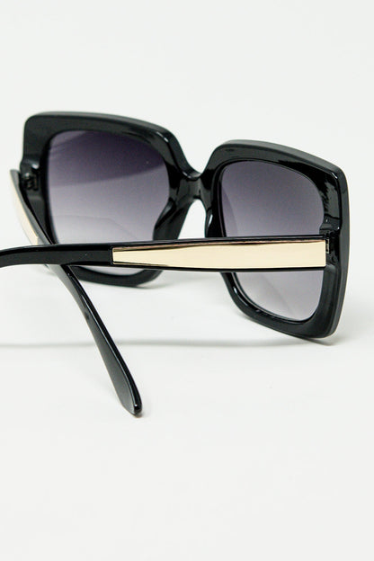 Óculos de sol quadrados oversized pretos com detalhe metálico dourado