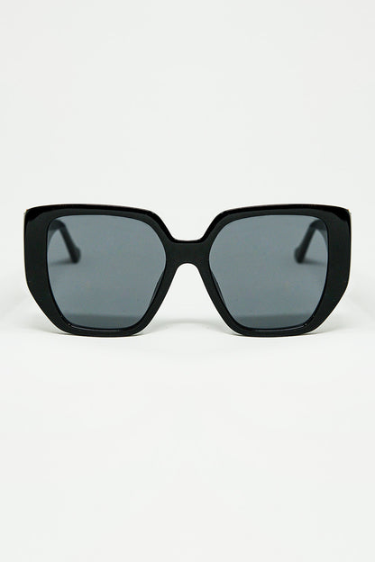 Q2 Black pin-up style sunglasses with geometric design and cat eyes