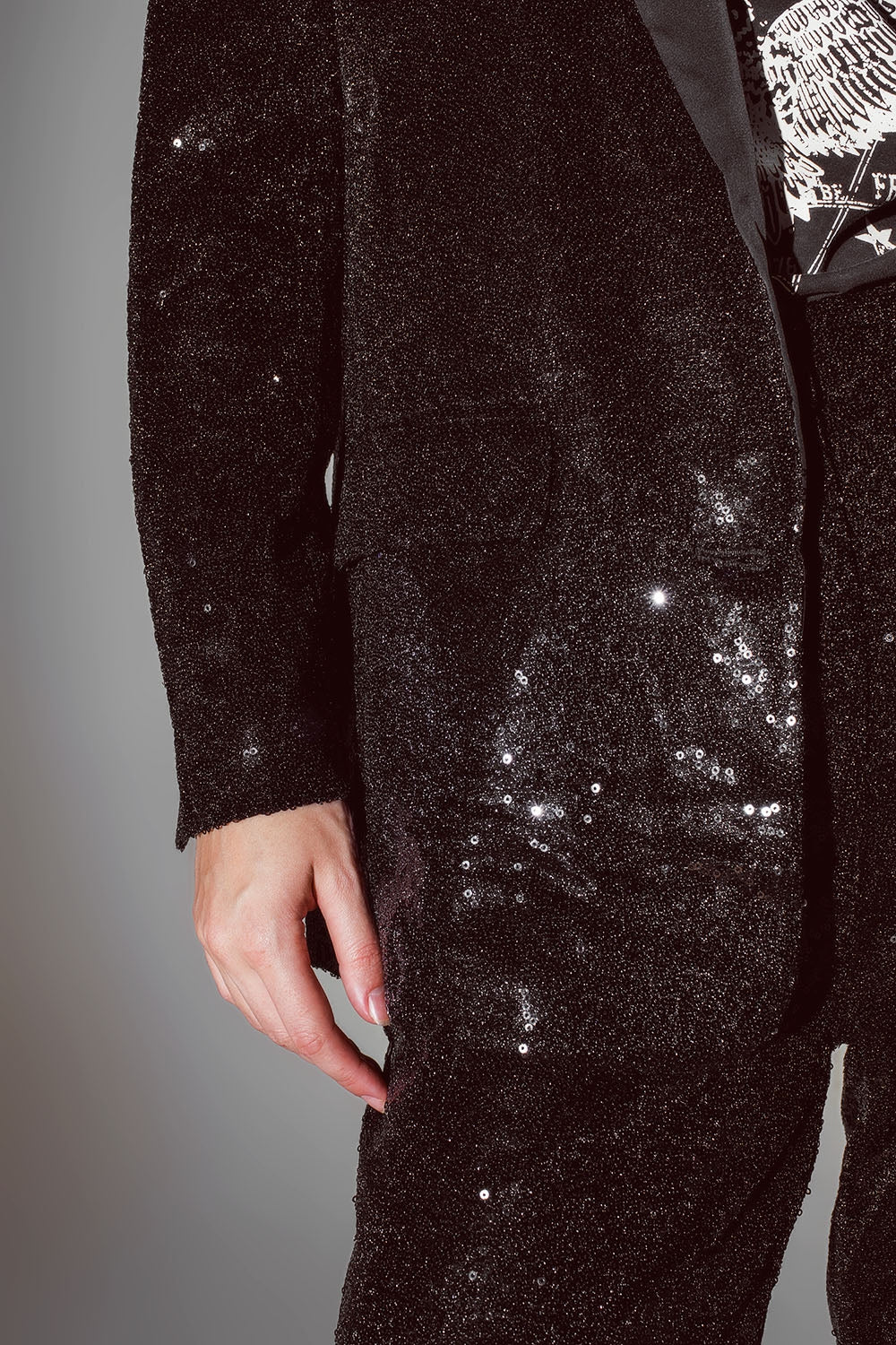 Blazer de lantejoulas preto com lapelas de smoking de cetim