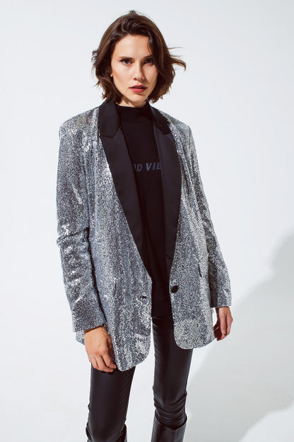 Blazer de smoking com lantejoulas prateadas e lapelas pretas acetinadas