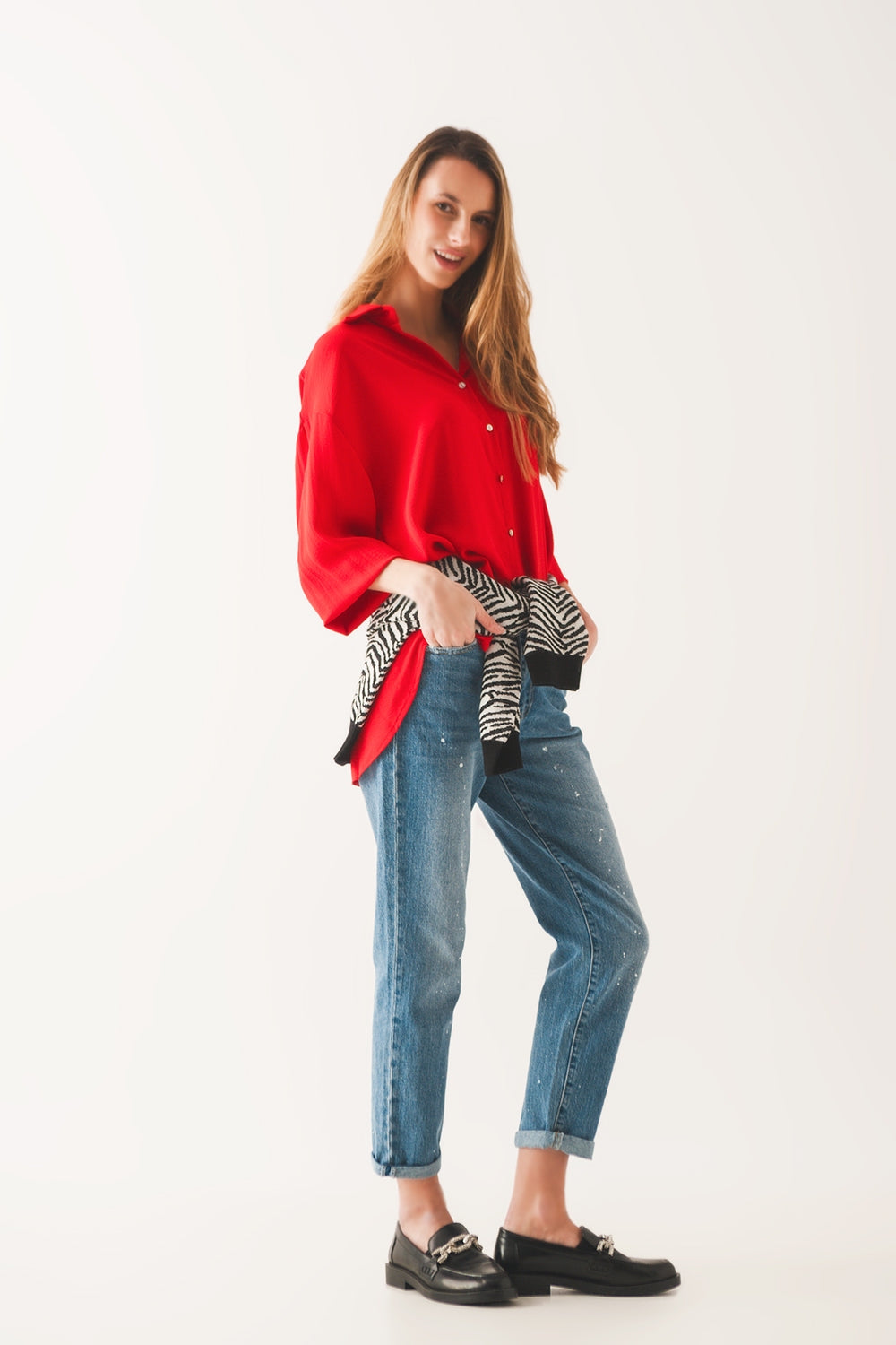 Calça jeans mom com respingos de alvejante