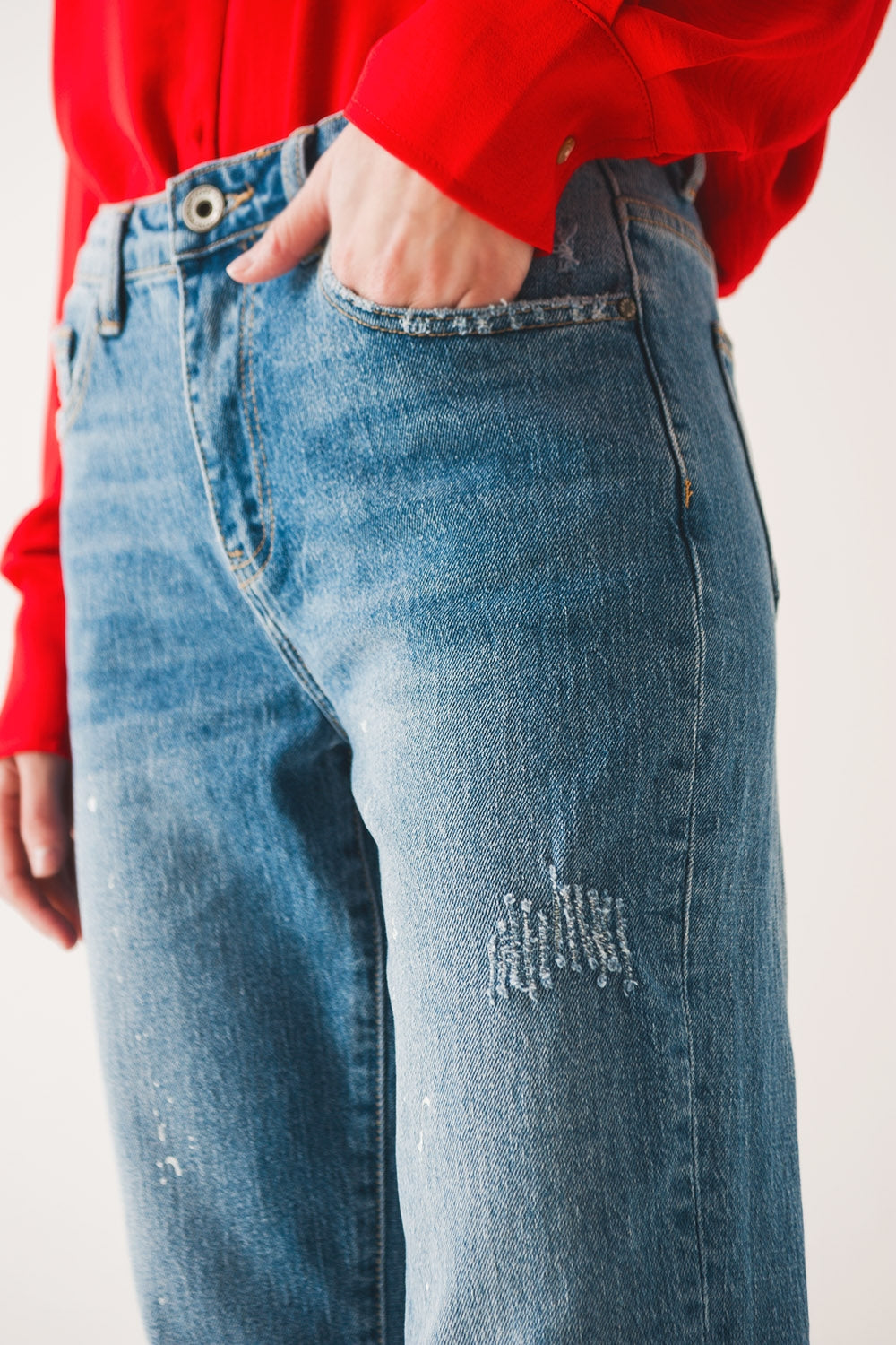 Calça jeans mom com respingos de alvejante