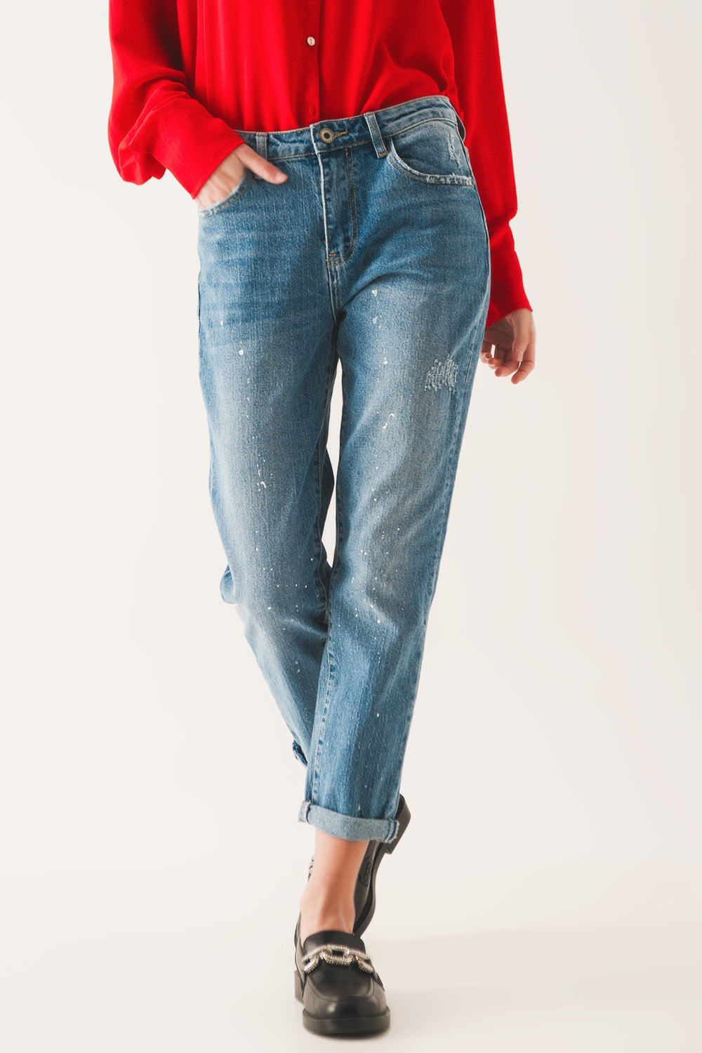 Calça jeans mom com respingos de alvejante