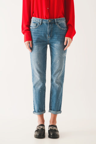 Calça jeans mom com respingos de alvejante
