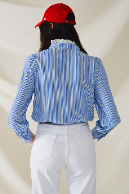 Camisa Azul Com Listras Verticais Brancas Com Detalhe De Renda