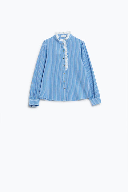 Camisa Azul Com Listras Verticais Brancas Com Detalhe De Renda