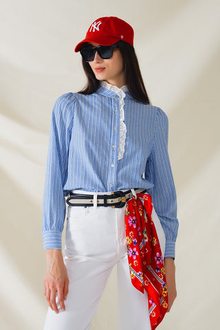 Camisa Azul Com Listras Verticais Brancas Com Detalhe De Renda