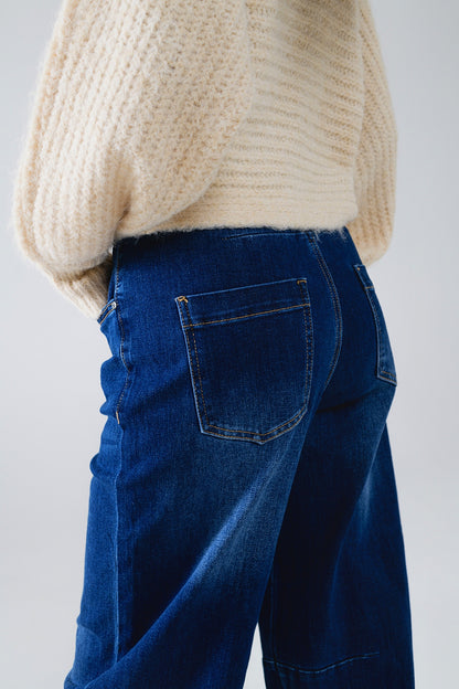 Jeans reto azul com detalhes de costura