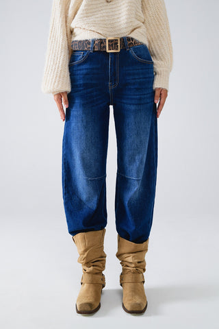 Jeans reto azul com detalhes de costura