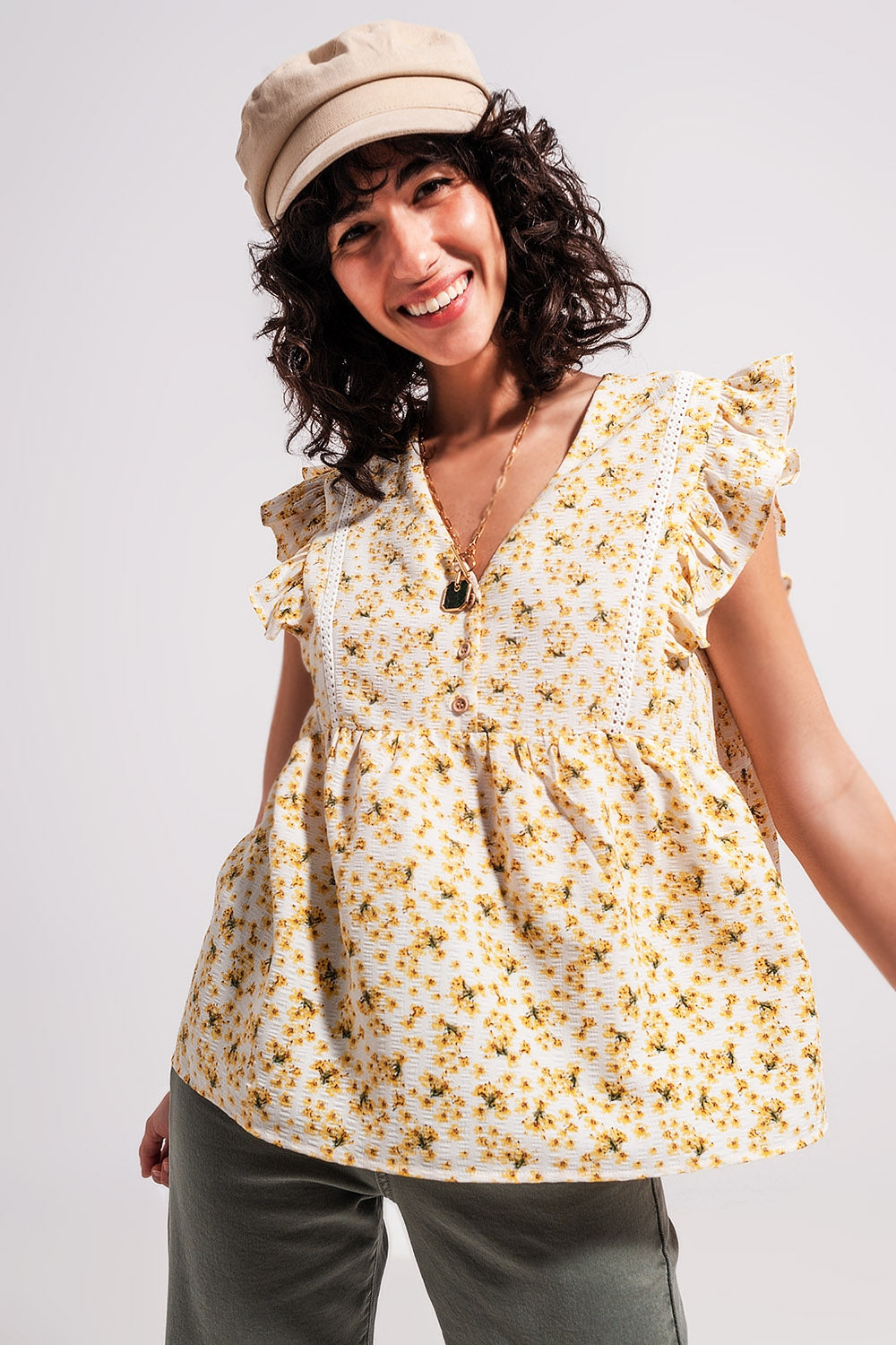 Q2 Blusa amarela com bordados e detalhes de rufo