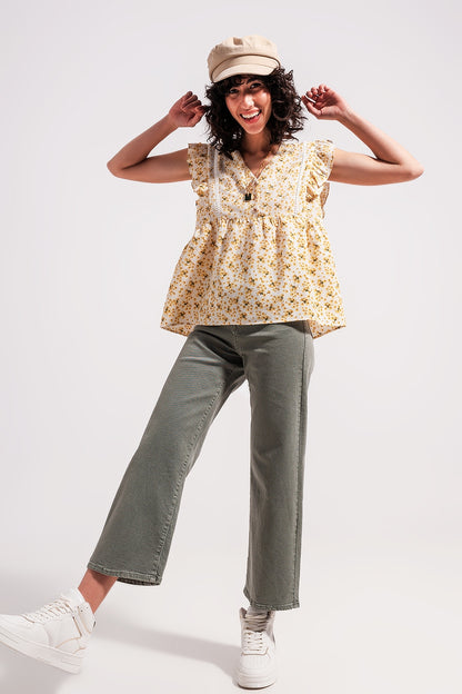 Blusa amarela com bordados e detalhes de rufos