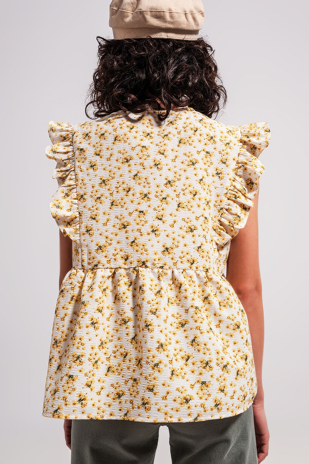 Blusa amarela com bordados e detalhes de rufos