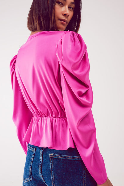 Blusa assimétrica com mangas bufantes em fúcsia