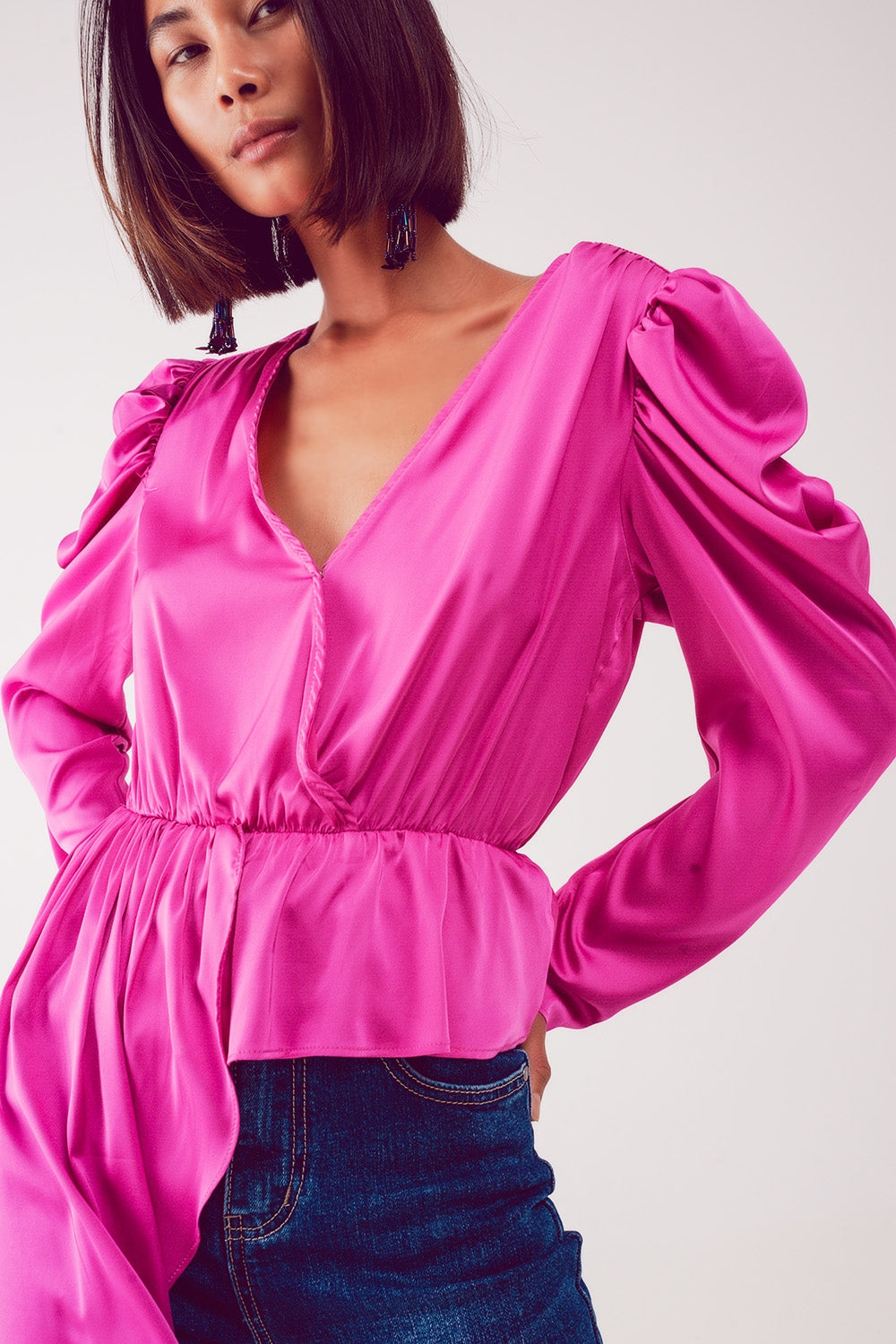 Blusa assimétrica com mangas bufantes em fúcsia