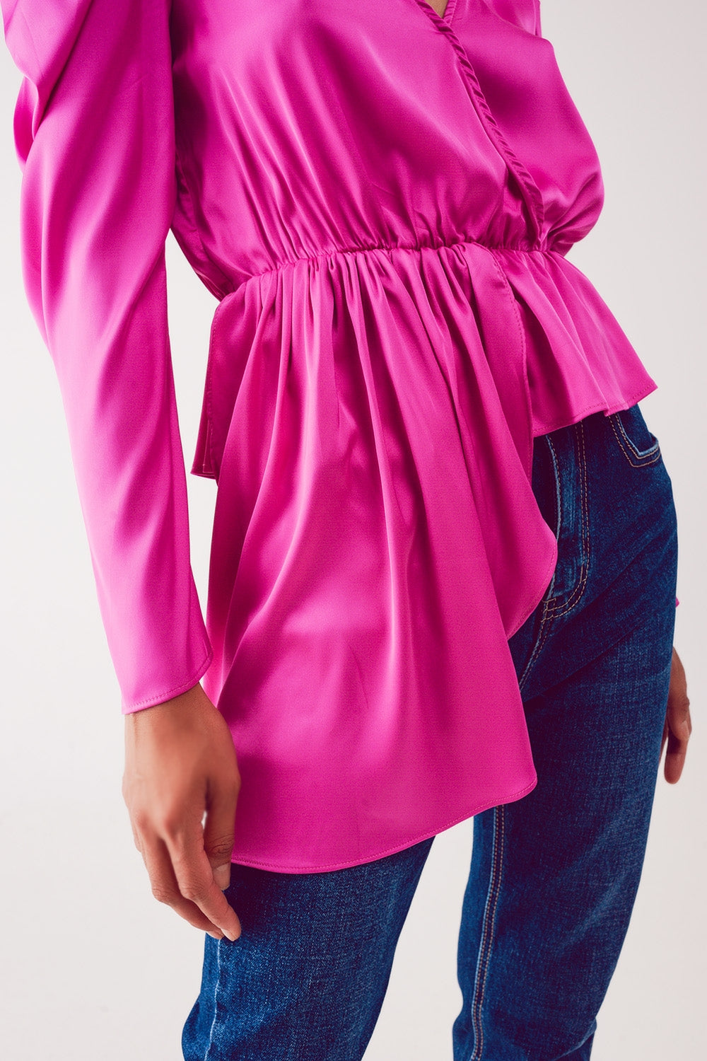 Blusa assimétrica com mangas bufantes em fúcsia