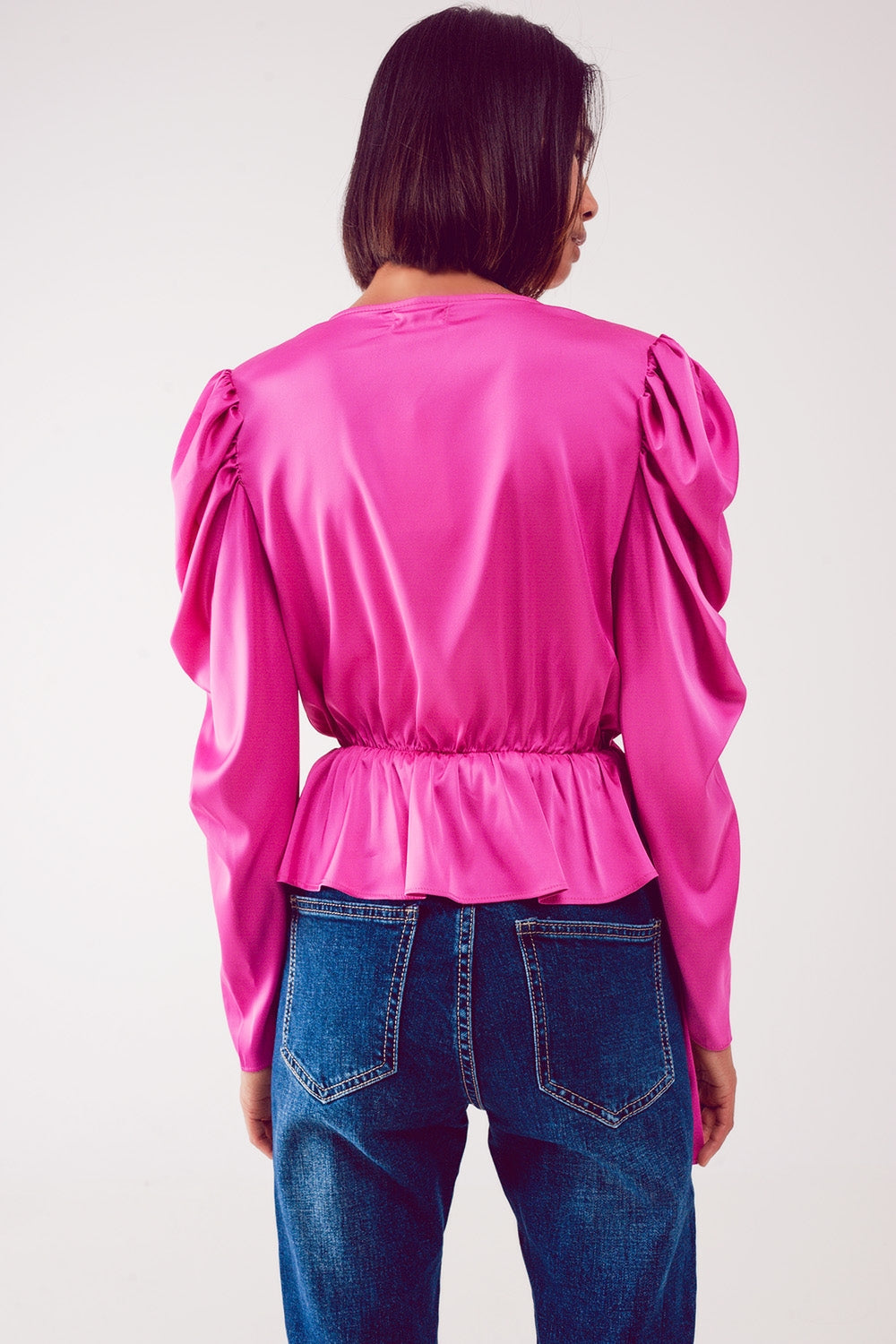 Blusa assimétrica com mangas bufantes em fúcsia