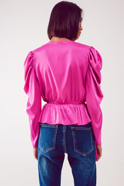 Blusa assimétrica com mangas bufantes em fúcsia