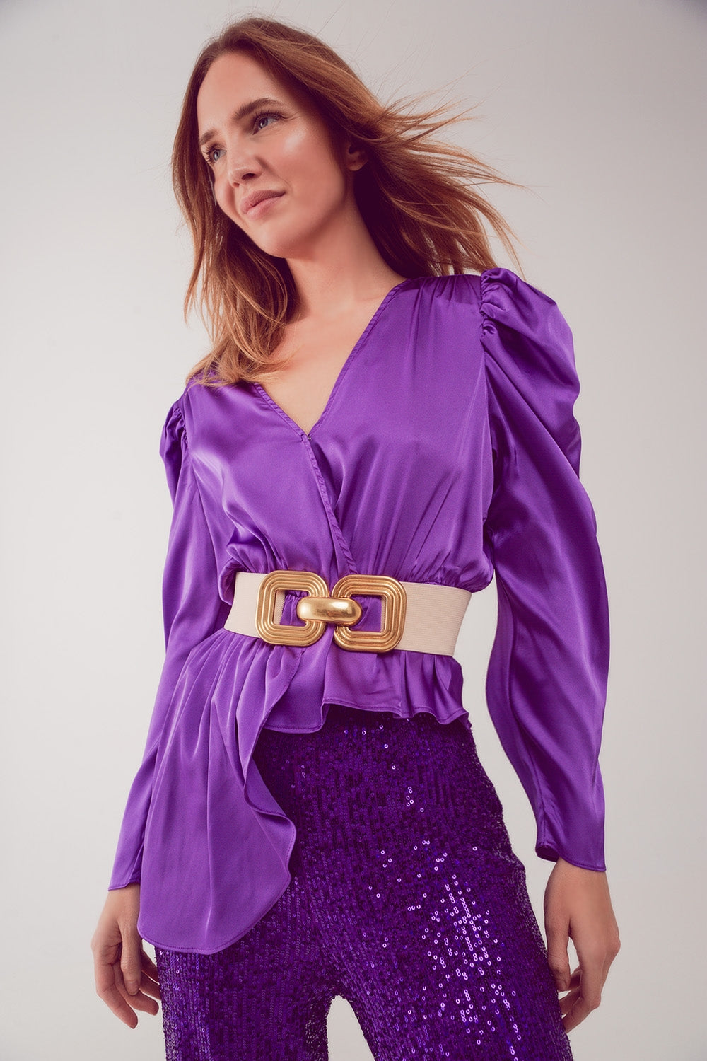 Blusa assimétrica com mangas bufantes em purpura
