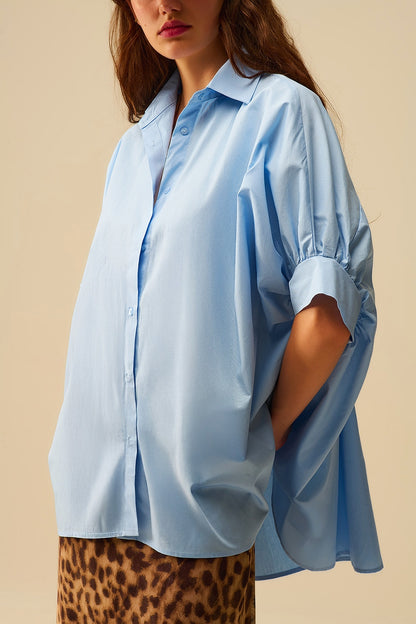 Blusa azul-bebé de grandes dimensões com manga curta