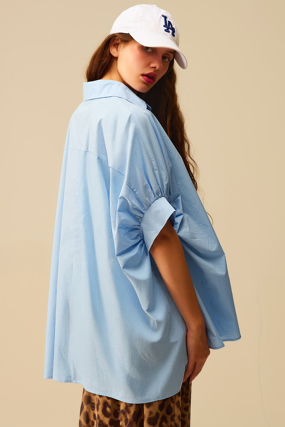Blusa azul-bebé de grandes dimensões com manga curta