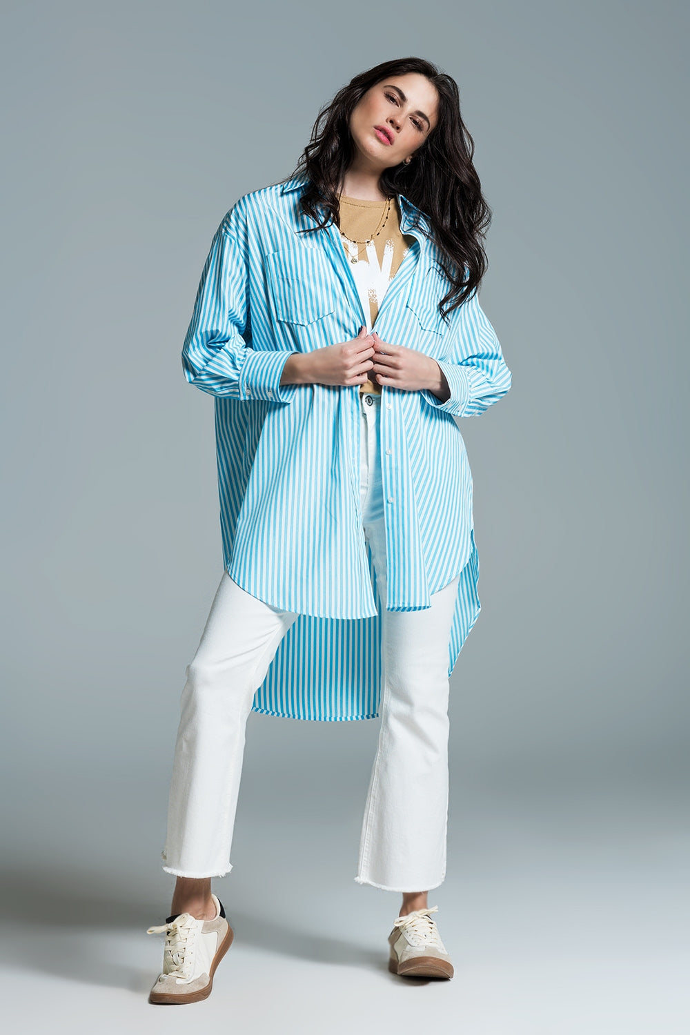 Blusa azul clara de grandes dimensões com riscas brancas