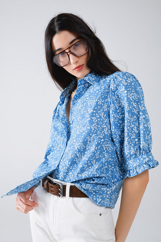 Q2 Blusa azul com motivos florais