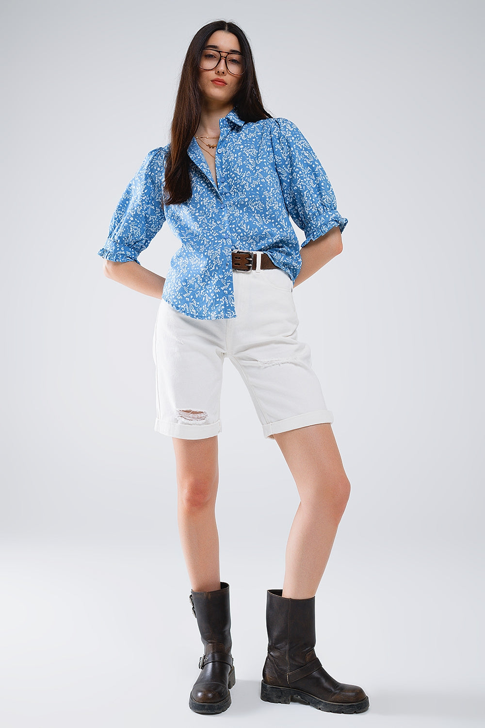 Blusa azul com motivos florais e mangas curtas