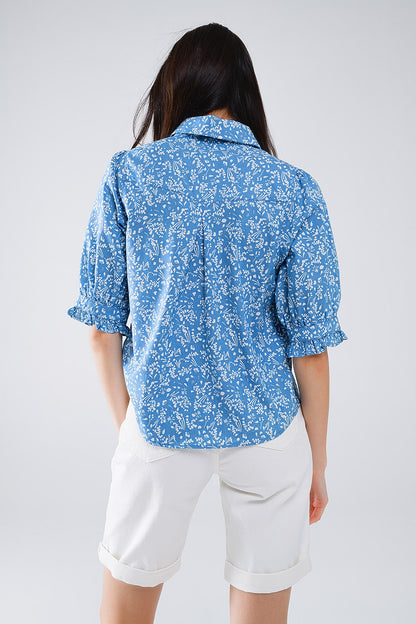 Blusa azul com motivos florais e mangas curtas
