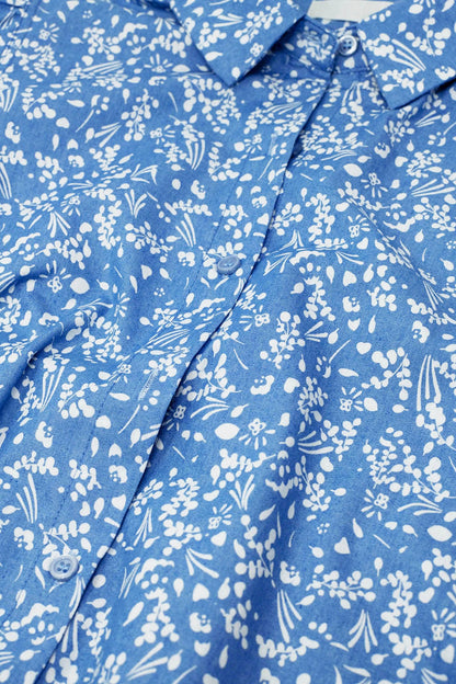Blusa azul com motivos florais e mangas curtas