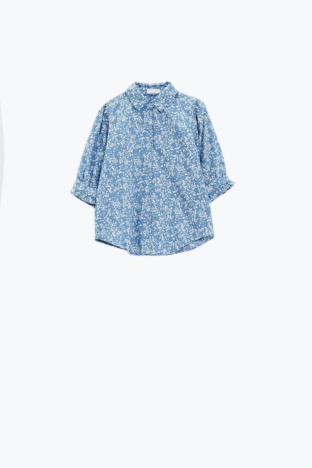 Blusa azul com motivos florais e mangas curtas