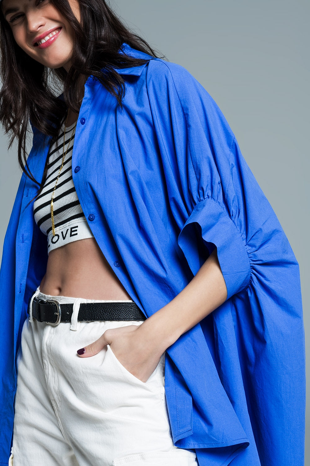 Q2 Blusa azul oversized com mangas curtas