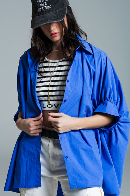 Blusa azul oversized com mangas curtas