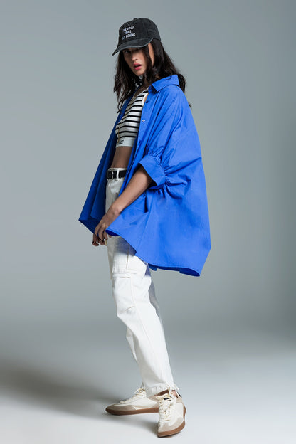 Blusa azul oversized com mangas curtas