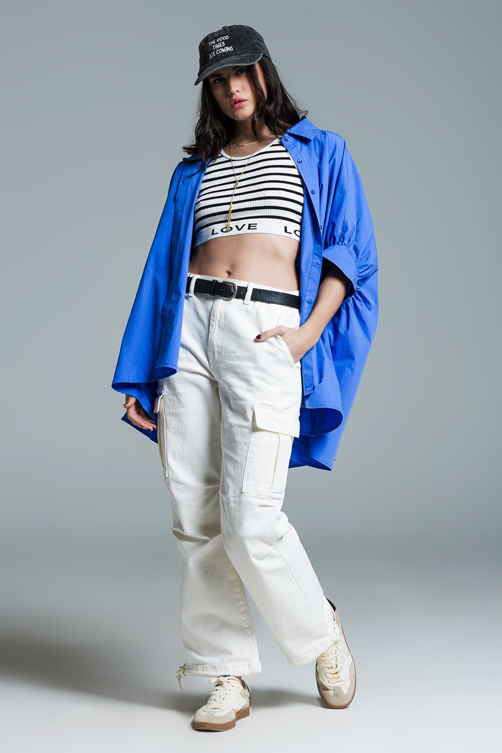 Blusa azul oversized com mangas curtas