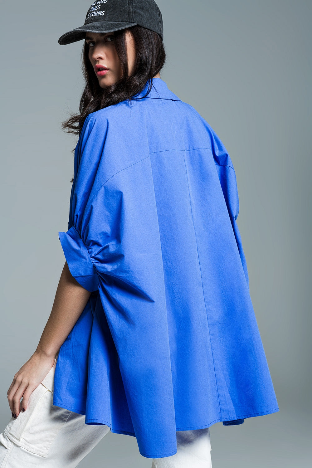 Blusa azul oversized com mangas curtas