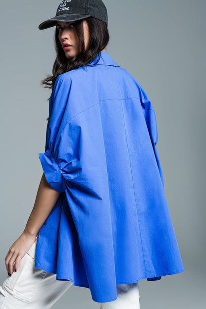 Blusa azul oversized com mangas curtas