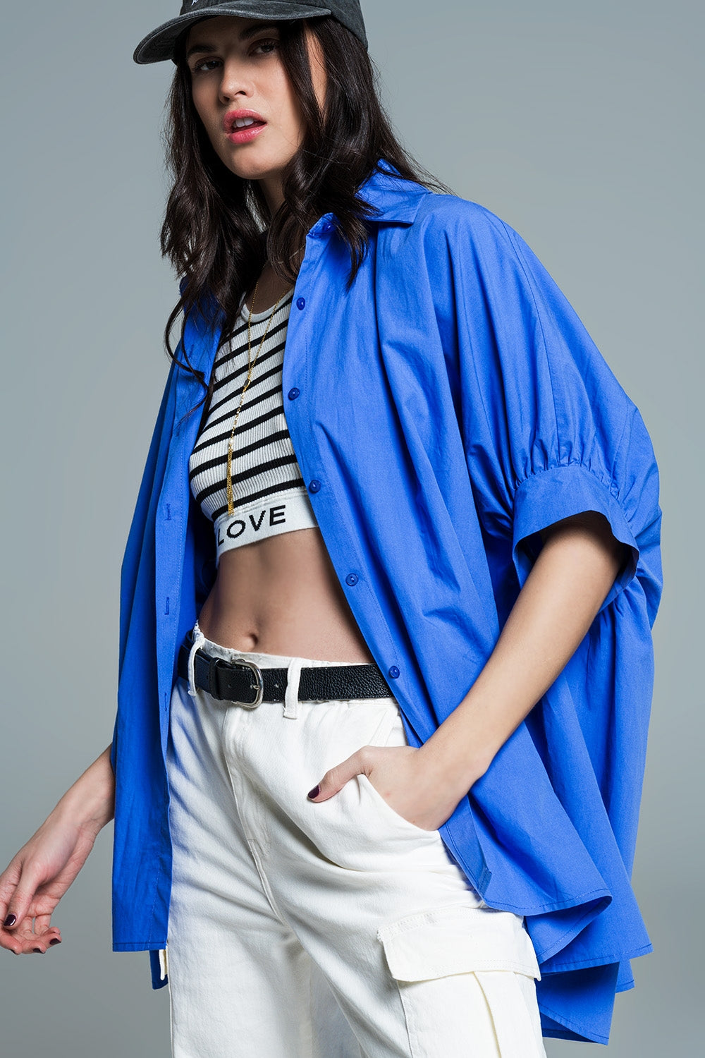 Blusa azul oversized com mangas curtas