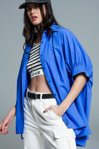 Blusa azul oversized com mangas curtas