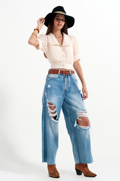 Blusa bege Polka dot com colarinho de babete e botões embelezados