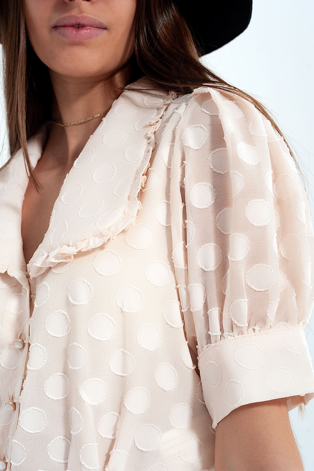 Blusa bege Polka dot com colarinho de babete e botões embelezados
