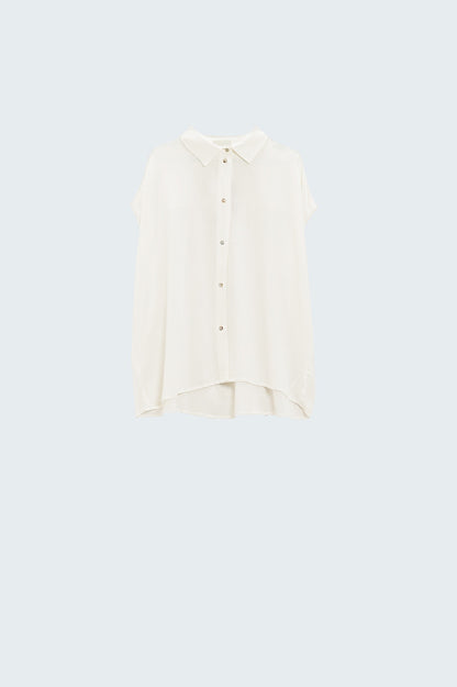 Blusa branca com botões e gola polo