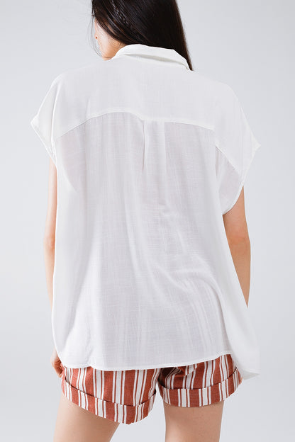 Blusa branca com botões e gola polo