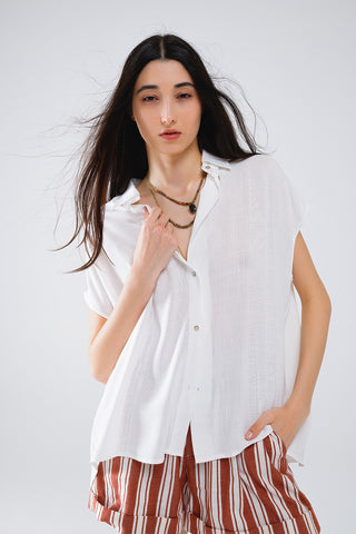 Blusa branca com botões e gola polo