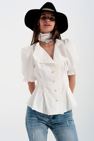 Blusa branca com detalhe de rufos e desenho cruzado de popelina