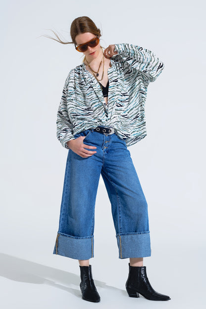 Blusa branca com estampado animal verde e mangas compridas