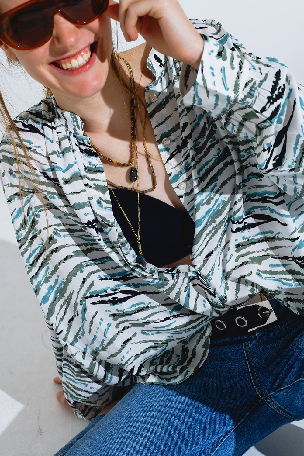 Blusa branca com estampado animal verde e mangas compridas