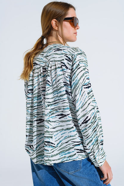 Blusa branca com estampado animal verde e mangas compridas