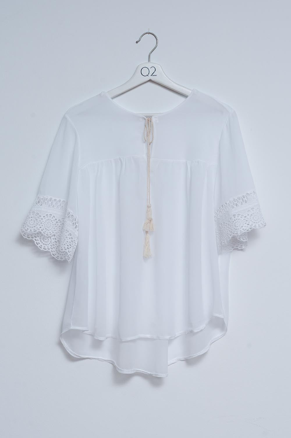 Q2 Blusa branca com laçada